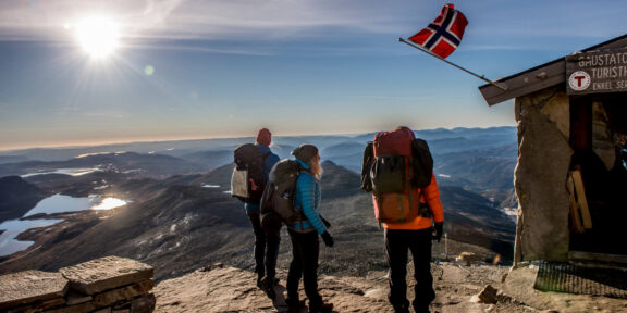 Vícedenní treky v Norsku: pravidla pro volné táboření a ubytování na chatách DNT