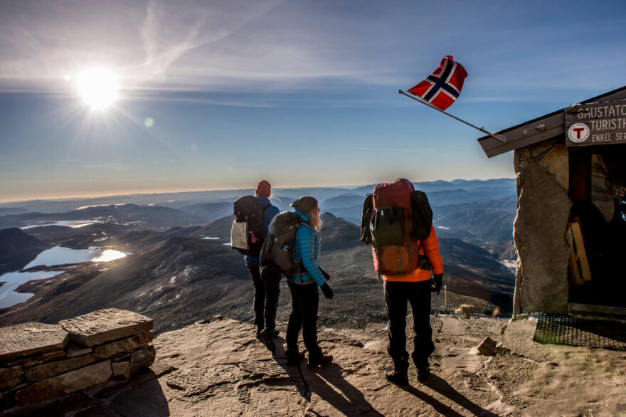 Norský turistický spolek (DNT) spravuje hustou síť více než 550 chat po celém Norsku, které poskytují zázemí pro vícedenní treky.