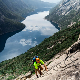 Norské ferraty stoupají po skalních stěnách na dohled fjordů. Foto Simon Sjøkvist