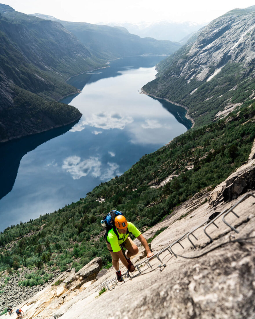 Norské ferraty stoupají po skalních stěnách na dohled fjordů. Foto Simon Sjøkvist