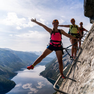 Norské ferraty stoupají po skalních stěnách na dohled fjordů. Foto Simon Sjøkvist