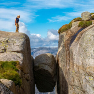 Ikonický balvan na vrcholu Kjerag při východním konci Lysefjordu. Foto Amanda Sotberg