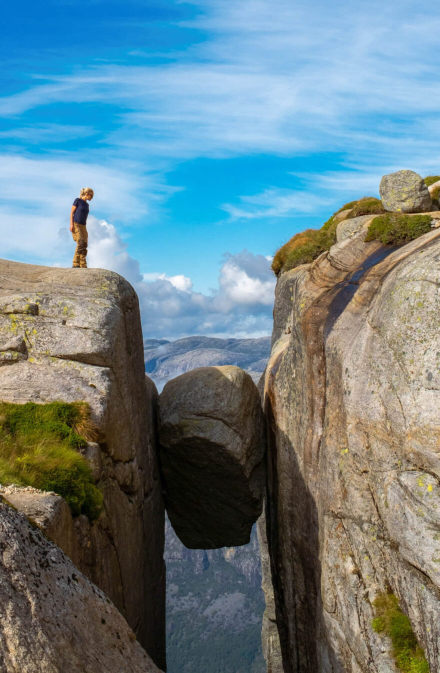 Ikonický balvan na vrcholu Kjerag při východním konci Lysefjordu. Foto Amanda Sotberg