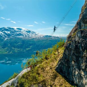 Visutý žebřík Stigull o 120 schodech je adrenalinovým zpestřením ferraty Loen v Norsku. Foto Lars Korvald