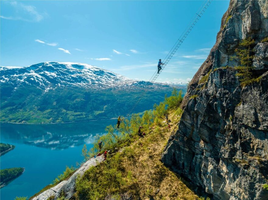 Visutý žebřík Stigull o 120 schodech je adrenalinovým zpestřením ferraty Loen v Norsku. Foto Lars Korvald