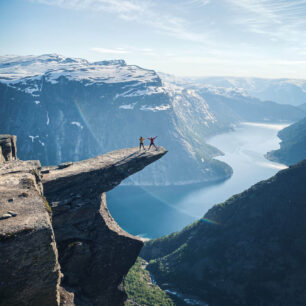 Skalní útvar Trolltunga ční ve výšce asi 700 metrů nad hladinou jezera Ringedalsvatnet.