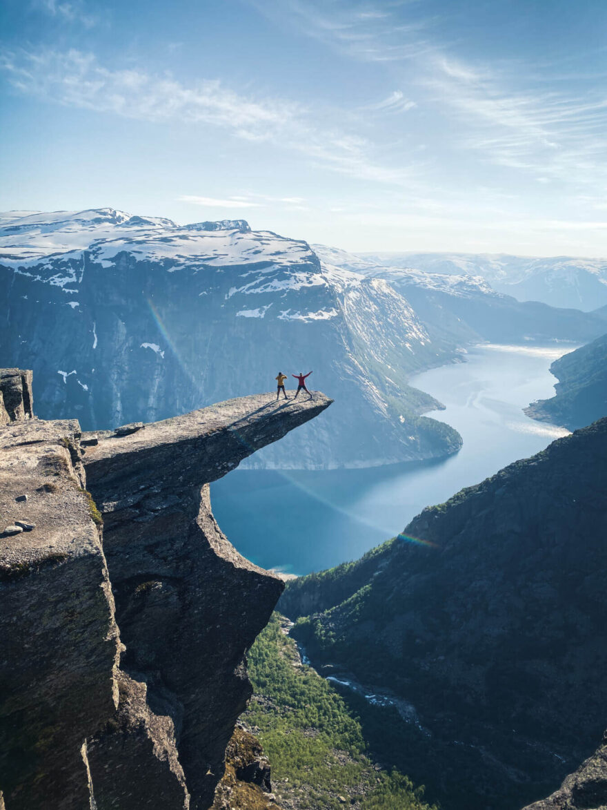 Skalní útvar Trolltunga ční ve výšce asi 700 metrů nad hladinou jezera Ringedalsvatnet.