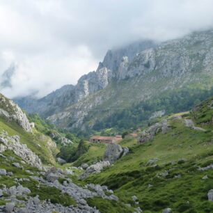 Cesta údolím kolem potoku Rio Duje. Picos de Europa, Španělsko