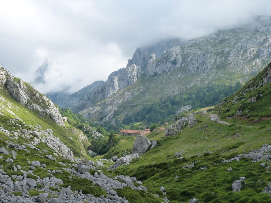 Cesta údolím kolem potoku Rio Duje. Picos de Europa, Španělsko