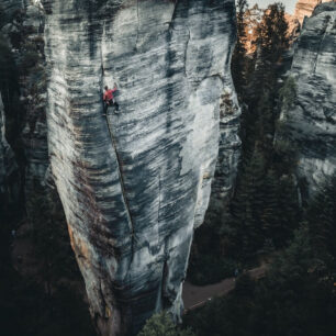 Lezec Adam Ondra - na písku v Adršpachu