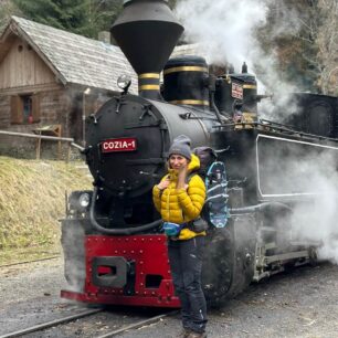 Venku klesají teploty hluboko pod bod mrazu a my vystupujeme z parního vlaku, Rumunsko, pohoří Maramureš