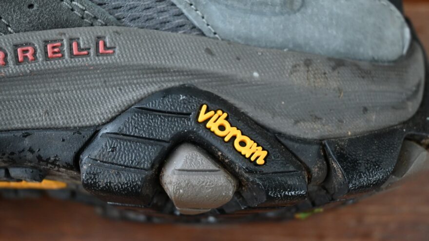 Detail patní částí a označení Vibram - MERRELL MOAB 3 GTX