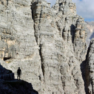 Feratový přechod v blízkosti ikonické formace Tre Cime v Dolomitech