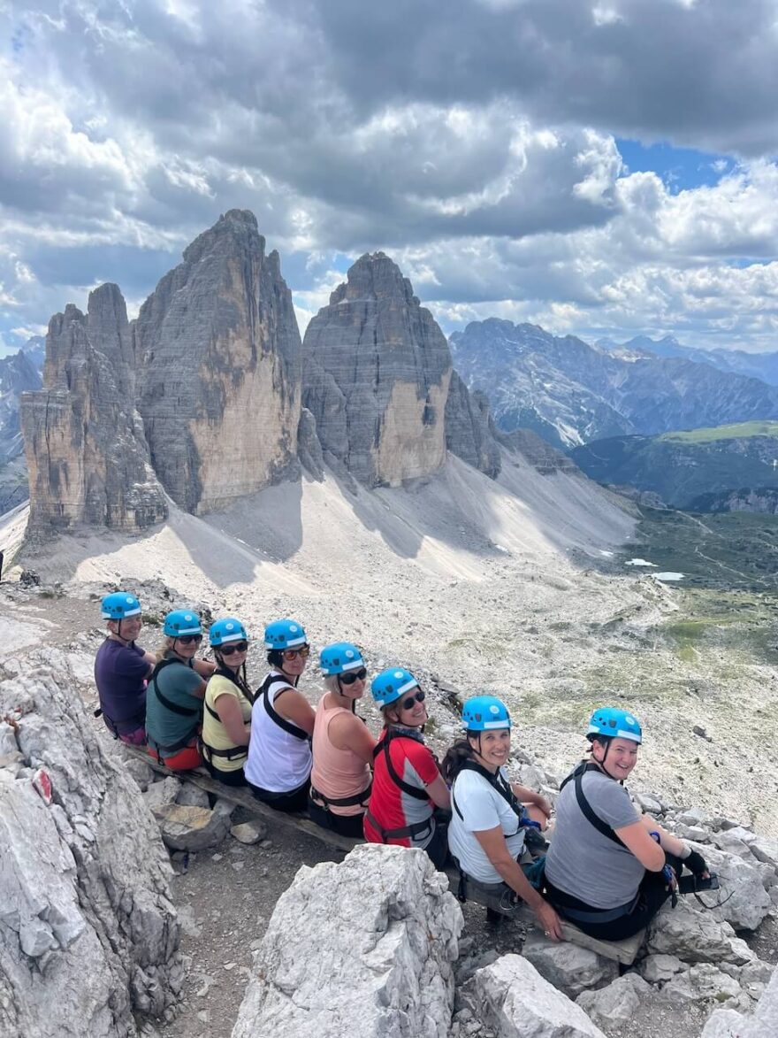 Feratový přechod v blízkosti ikonické formace Tre Cime v Dolomitech