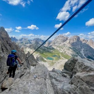 Feratový přechod v blízkosti ikonické formace Tre Cime v Dolomitech