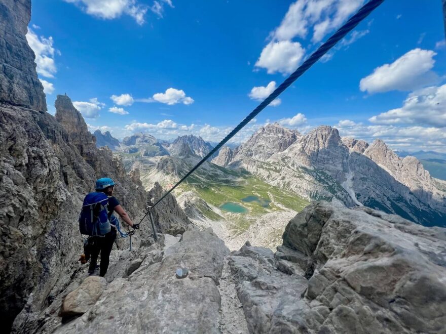 Feratový přechod v blízkosti ikonické formace Tre Cime v Dolomitech