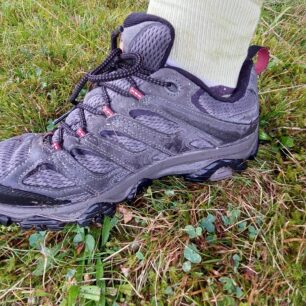 Kůže a svrchní síťovina bere vlhkost, ale membrána GORE-TEX je k noze už nepustí - MERRELL MOAB 3 GTX