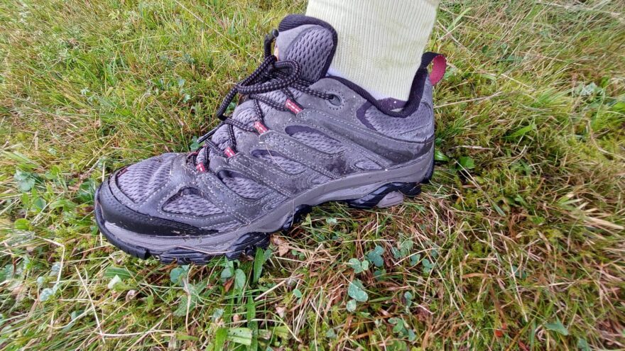 Kůže a svrchní síťovina bere vlhkost, ale membrána GORE-TEX je k noze už nepustí - MERRELL MOAB 3 GTX