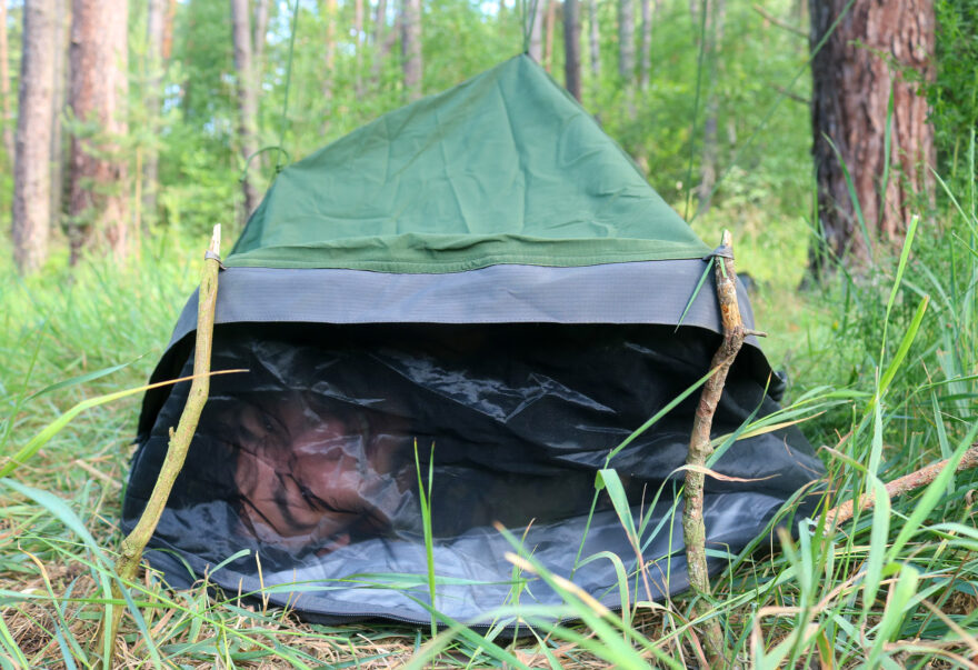 Aby šlo používat bivakovací pytel Hobo bivy ve vlhkém a horkém podnebí je možno při zcela zapnutém vrchním díle otevřít přístup k moskytiéře