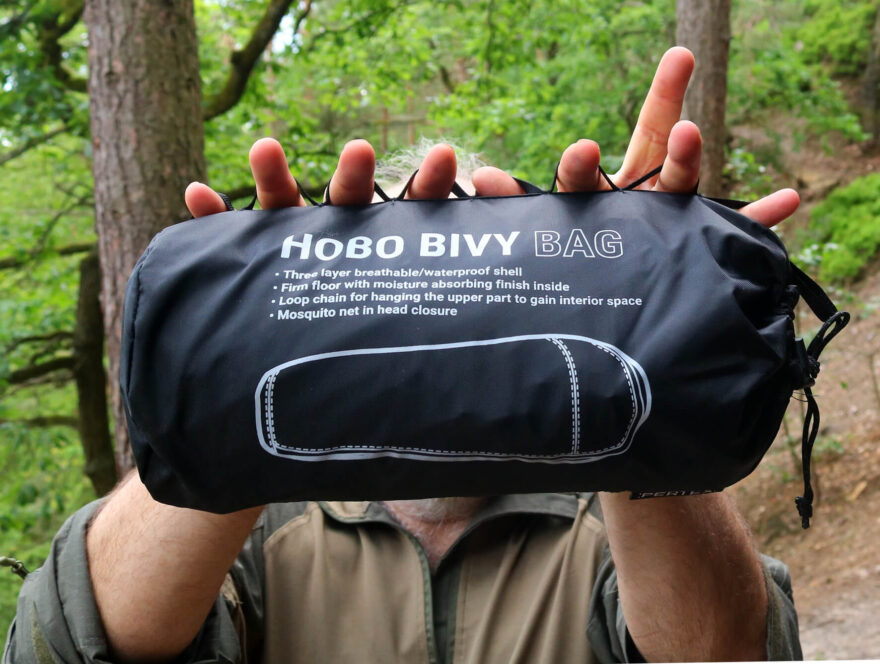 Díky našitým úchytům na obale se Bivy vak Hobo dobře nosí, ale lze jen snadno připevnit zvnějšku na batoh