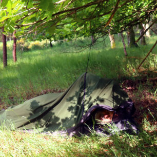 Díky zelené barvě Warmpeace Hobo Bivy jste v přírodě pěkně maskovaní