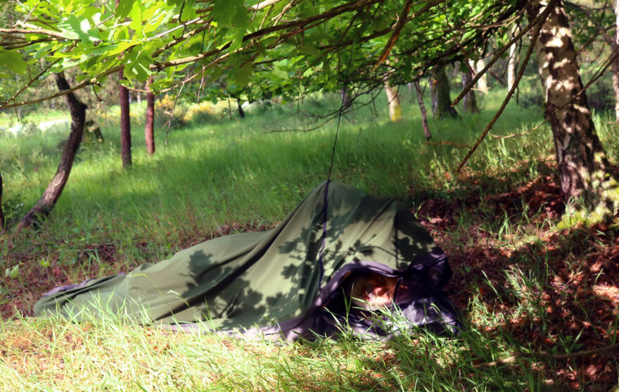 Díky zelené barvě Warmpeace Hobo Bivy jste v přírodě pěkně maskovaní