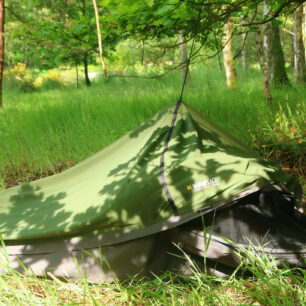 Hobo bivy od Warmpeace má velmi chytře a kvalitně vyřešenou přeměnu z obyčejného návleku přes spacák po plnohodnotný přístřešek