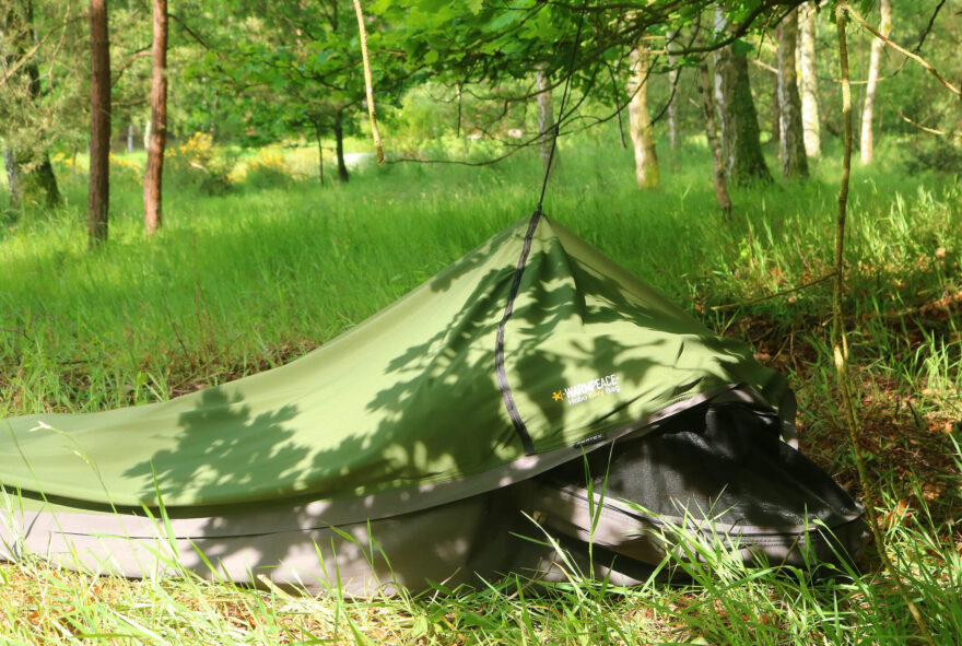 Hobo bivy od Warmpeace má velmi chytře a kvalitně vyřešenou přeměnu z obyčejného návleku přes spacák po plnohodnotný přístřešek