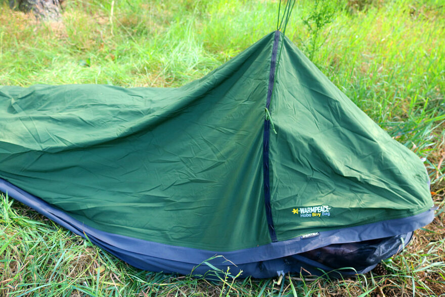 I takto se pomocí poutek dá vypnout přístřešek Warmpeace Hobo Bivy