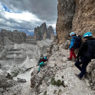 Feratový přechod v blízkosti ikonické formace Tre Cime v Dolomitech