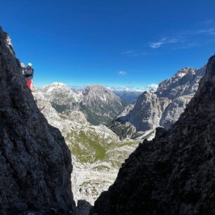 Feratový přechod v blízkosti ikonické formace Tre Cime v Dolomitech