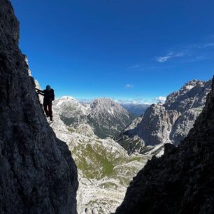 Feratový přechod v blízkosti ikonické formace Tre Cime v Dolomitech