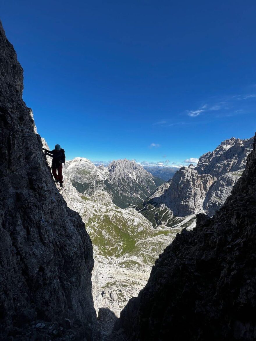 Feratový přechod v blízkosti ikonické formace Tre Cime v Dolomitech