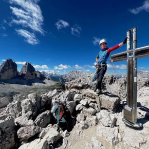 Feratový přechod v blízkosti ikonické formace Tre Cime v Dolomitech