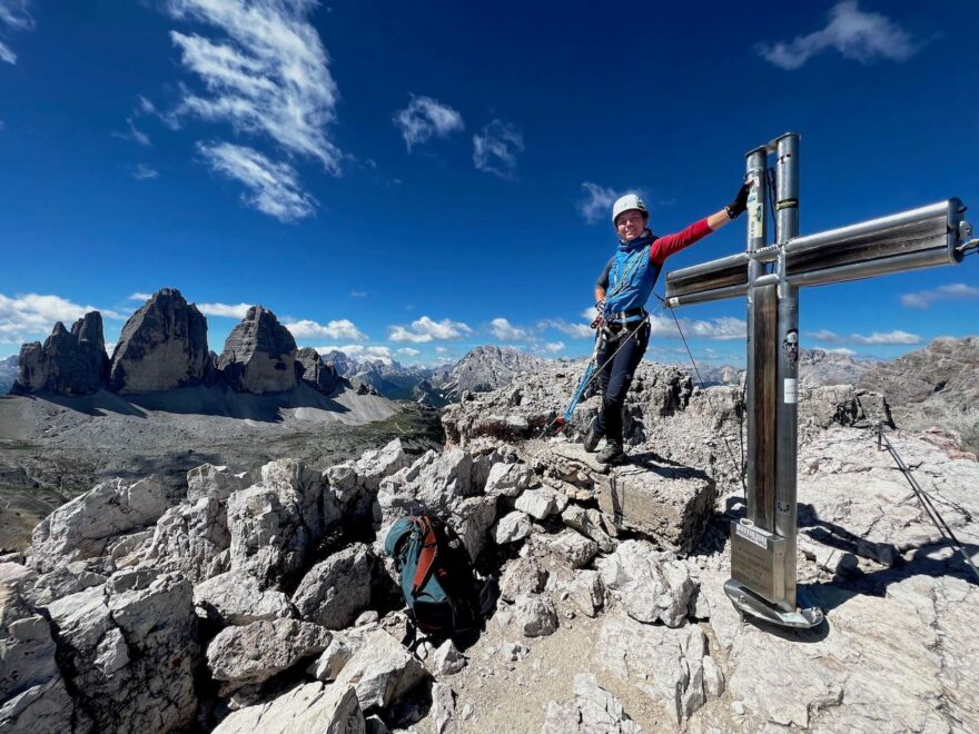 Feratový přechod v blízkosti ikonické formace Tre Cime v Dolomitech