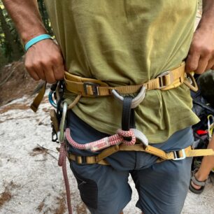 Čtveřice spon umožňuje sedák SIMOND KLIMB dokonale seřídit