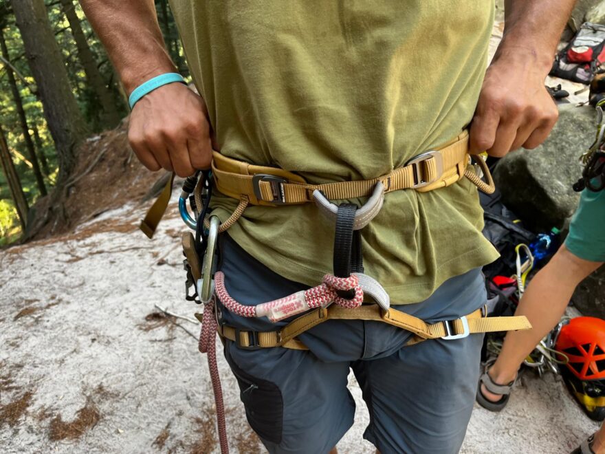 Čtveřice spon umožňuje sedák SIMOND KLIMB dokonale seřídit