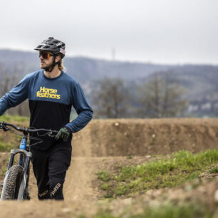 Kromě disciplín slopestyle a freestyle se biker Tomáš Zejda začal věnovat i extrémním sjezdům velehor.