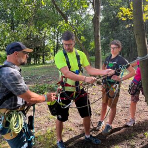 Testování sedáku během kurzu Via ferrata XP na Slánské hoře