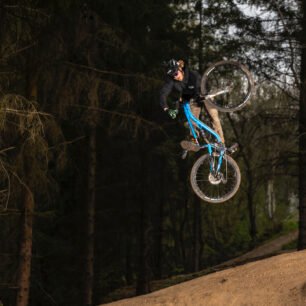 Kromě disciplín slopestyle a freestyle se biker Tomáš Zejda začal věnovat i extrémním sjezdům velehor. Foto Michal Prouza