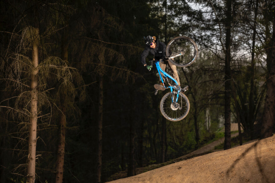 Kromě disciplín slopestyle a freestyle se biker Tomáš Zejda začal věnovat i extrémním sjezdům velehor. Foto Michal Prouza