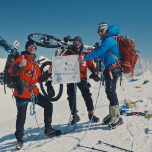 Tomáš Zejda s Ondřejem Novákem jako první na světě úspěšně absolvovali sjezd na horském kole z nejvyššího bodu nepálské hory Mera Peak.