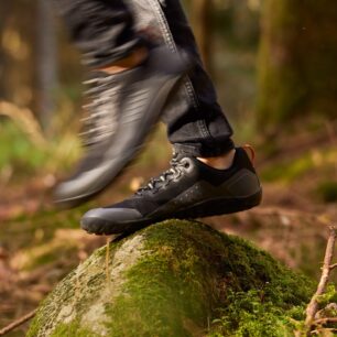 Díky tenké a flexibilní podrážce podporují barefoot boty správné držení těla, posilují zapojení svalů chodidla a celé nohy a zlepšují celkovou rovnováhu.