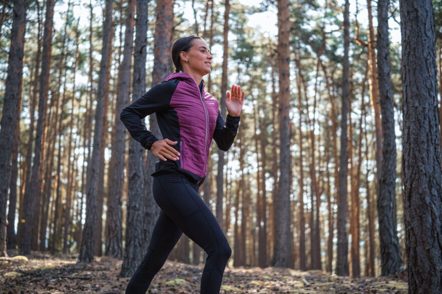 Hybridní mikina Klimatex ROMY1 se hodí pro aktivní sport na podzim i v zimě.