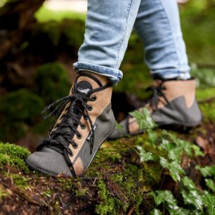 Do náročnějších podmínek a při turistice s těžším batohem jsou v nabídce také kotníkové barefoot boty.