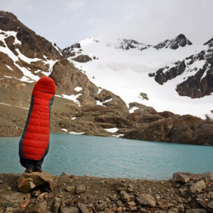 Česká značka Warmpeace se už víc než 40 let věnuje výrobě péřových spacích pytlů a dalšího outdoorového vybavení. Foto Pavel Svoboda