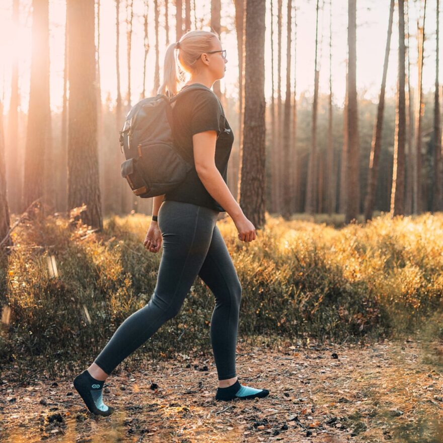 Díky tenké a flexibilní podrážce podporují barefoot boty správné držení těla, posilují zapojení svalů chodidla a celé nohy a zlepšují celkovou rovnováhu.