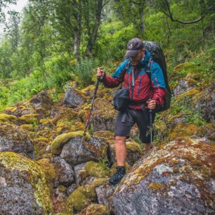 Do náročnějších podmínek a při turistice s těžším batohem jsou v nabídce také kotníkové barefoot boty.