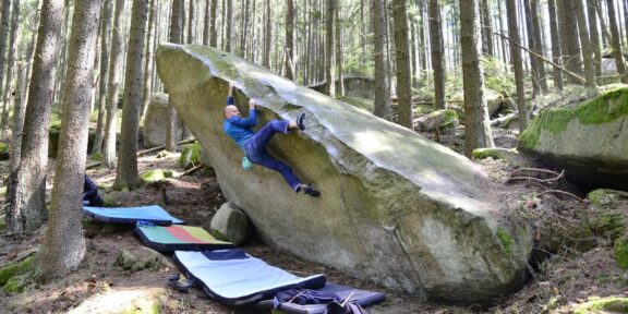 Dvacet let boulderingu v Loučovicích