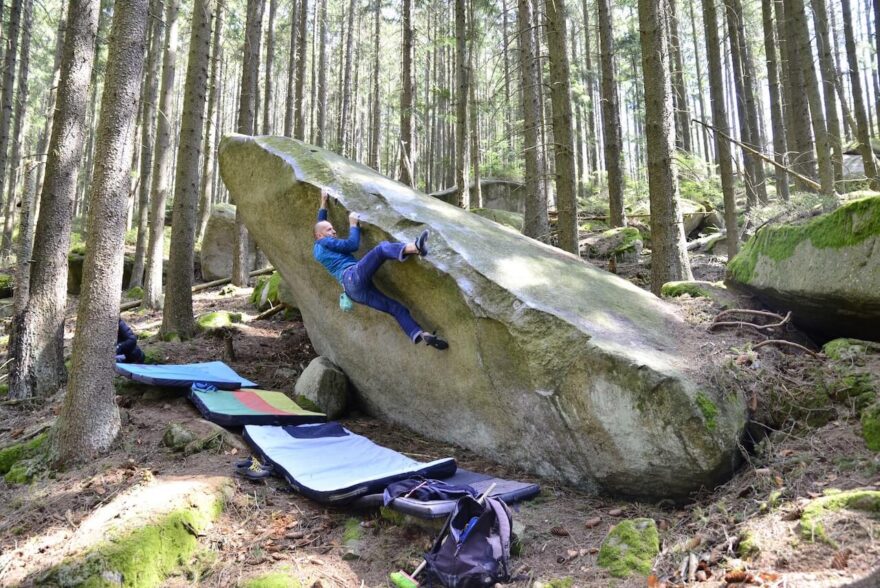 Oblast Loučovice je pokladem boulderingového lezení v jižních Čechách